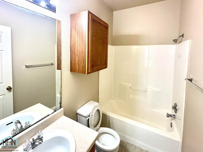 Building Photo - Charming Duplex for Rent: Your Ideal Home Awaits!