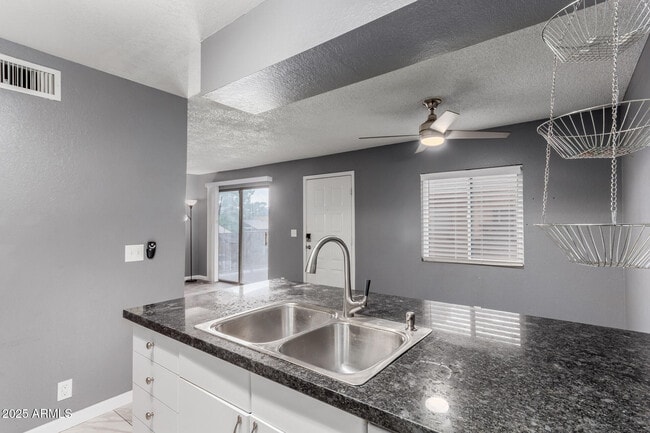 Building Photo - 286 W Palomino Dr