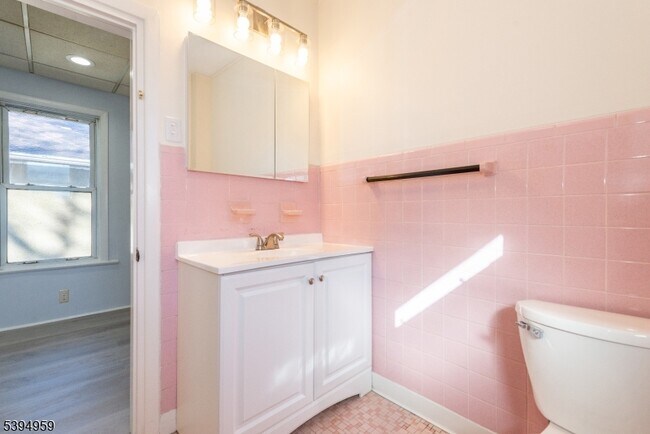 Building Photo - 182 Belleville Ave