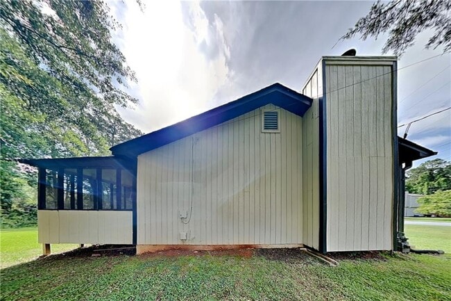 Building Photo - 151 Castleair Dr NE