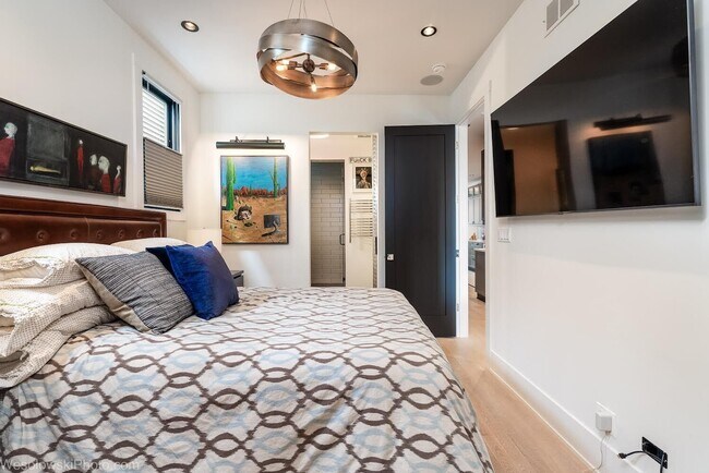 Building Photo - 2041 W Cuyler Ave