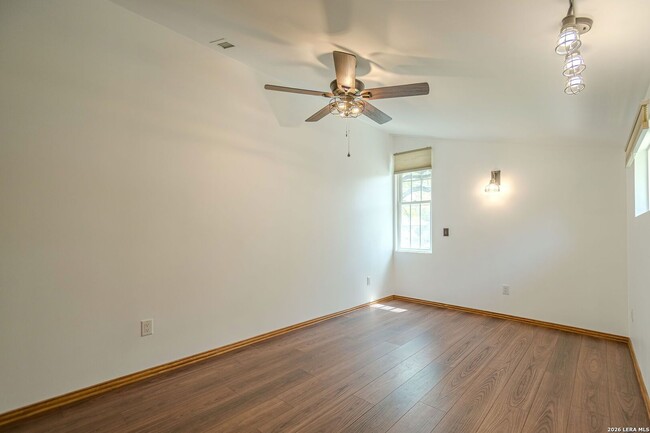 Building Photo - GORGEOUS 4-BEDROOM HOME IN TERRELL HEIGHTS