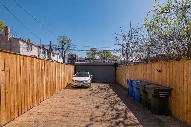 Building Photo - Beautiful 2 bed 2 bath plus den- Parking!!...