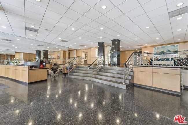 Building Photo - 100 S Doheny Dr