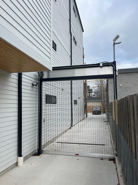 Building Photo - 4015 N Pulaski Rd