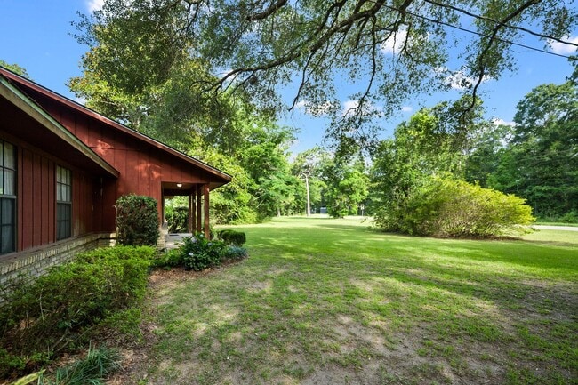 Building Photo - 18050 Steele Dr