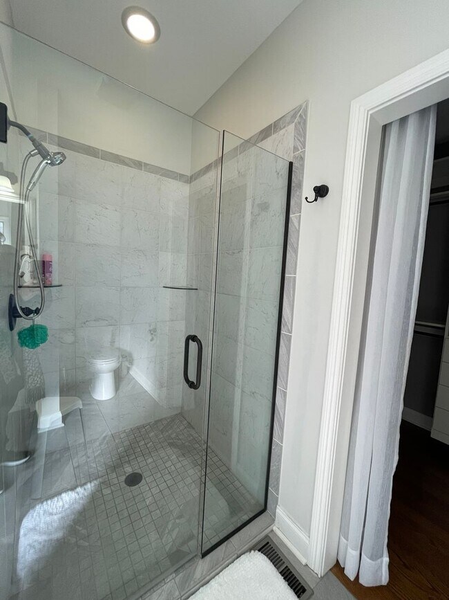 Building Photo - Fully Furnished, Short Term Rental, 1 Mont...