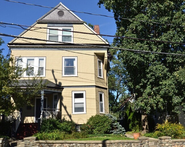 Building Photo - 106 Summer St