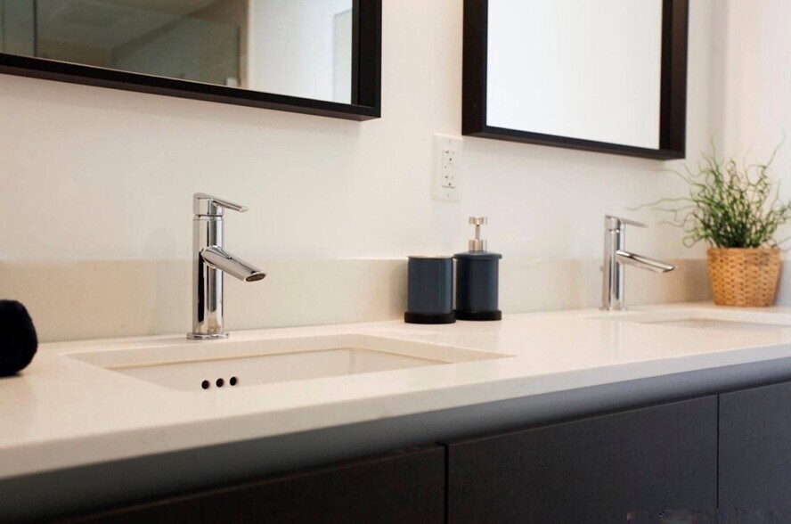 Master on suite with twin sinks - 6620 Indian Creek Dr