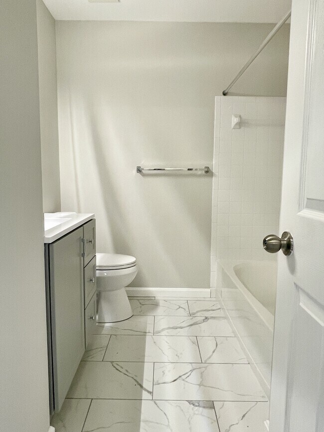 Guest bathroom - 12430 Horseshoe Bend Cir