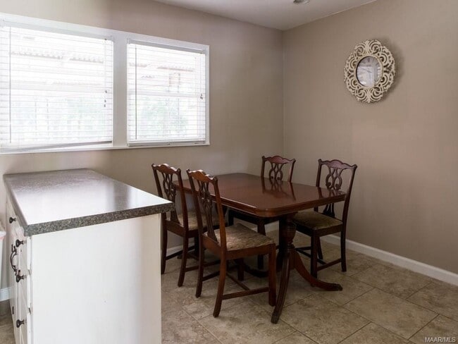 Building Photo - Adorable 3 bedroom/1 Bath in Forest Hills!