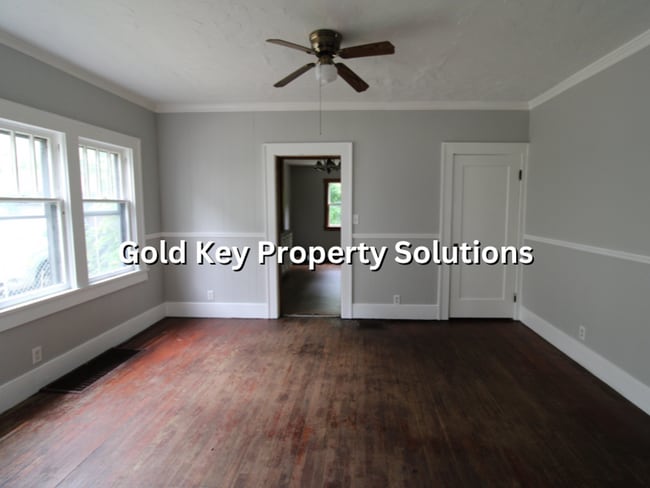 Building Photo - Spacious 3 BR 1 BA House with Dining Room and Fenced Backyard. (SECTION 8 APPROVED)