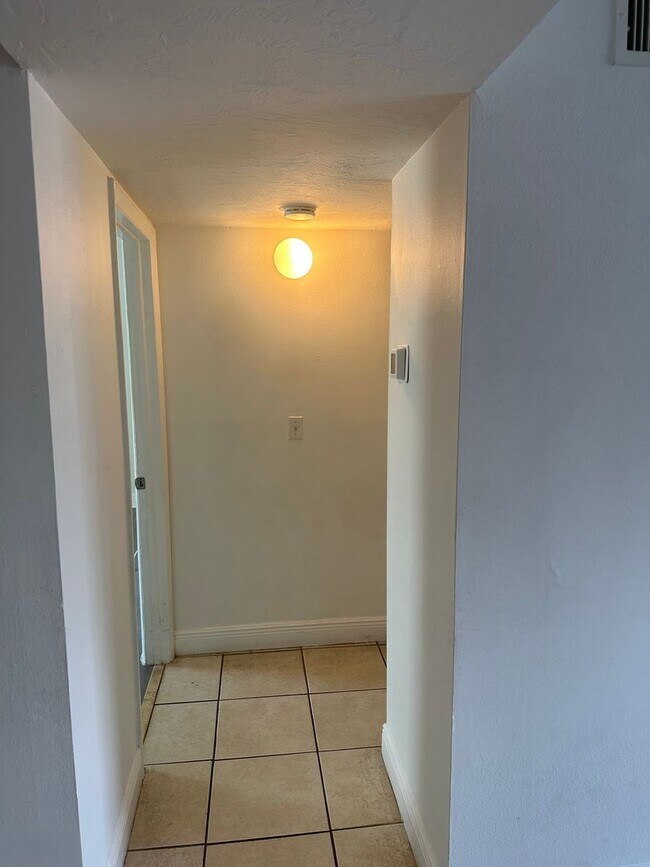 Building Photo - Kenwood