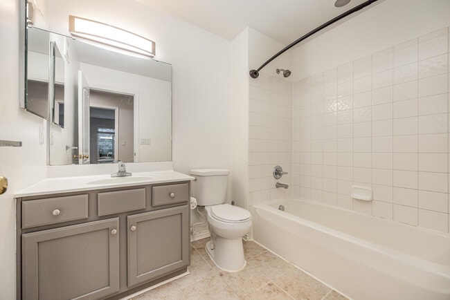 Building Photo - 1099 Bayswater Dr