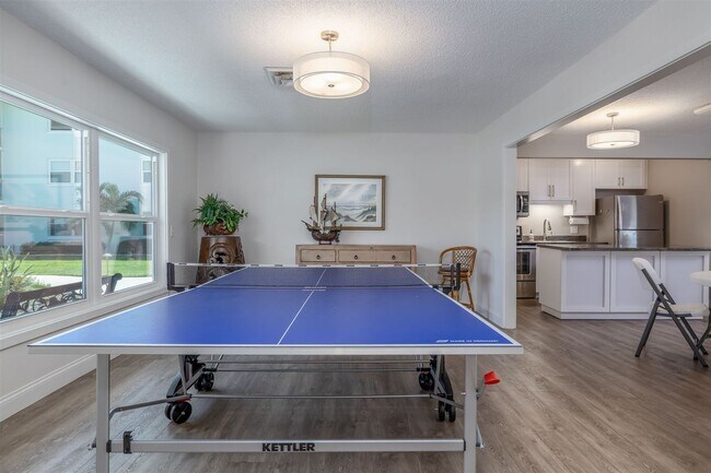 Building Photo - Intracoastal 2 bed/ 2 ba condo with lots of ammenities