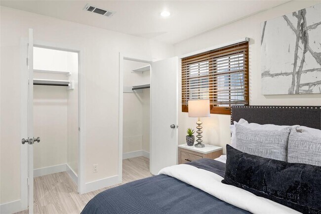 Building Photo - 3205 Santa Monica Dr