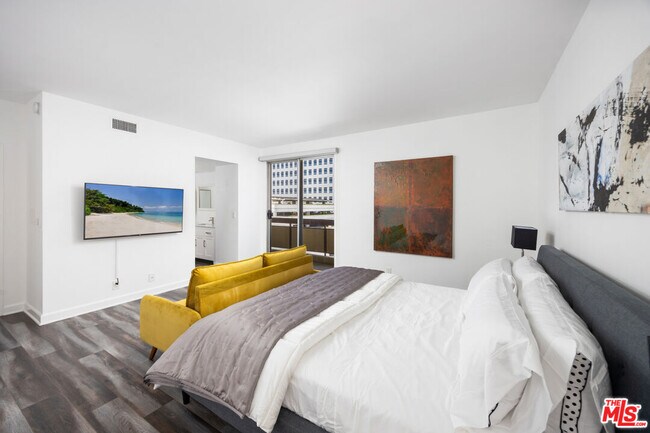 Building Photo - 321 S San Vicente Blvd