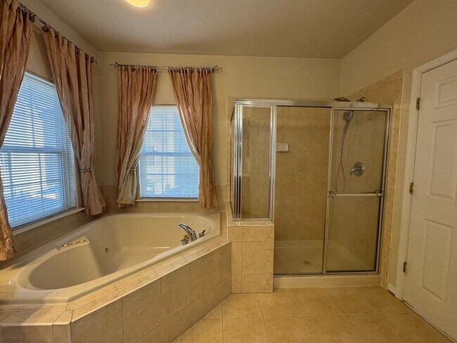 Building Photo - Stunning 4 Bed 3.5 Bath Brick Townhome In ...