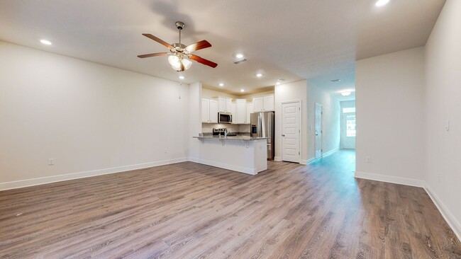 Building Photo - 3 Bedroom 2.5 Bathroom Townhome w/garage i...