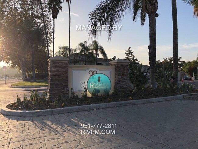 Building Photo - DISCOVER YOUR DREAM CONDO IN CANYON CREST!!