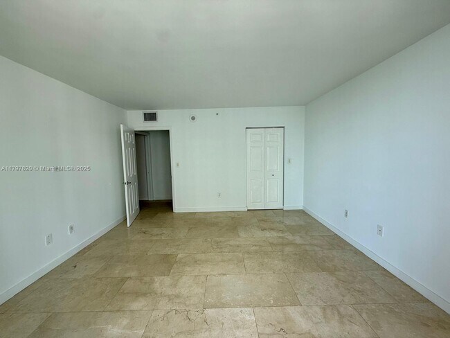 Building Photo - 1155 Brickell Bay Dr