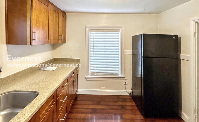 Building Photo - 605 E Santa Inez Ave