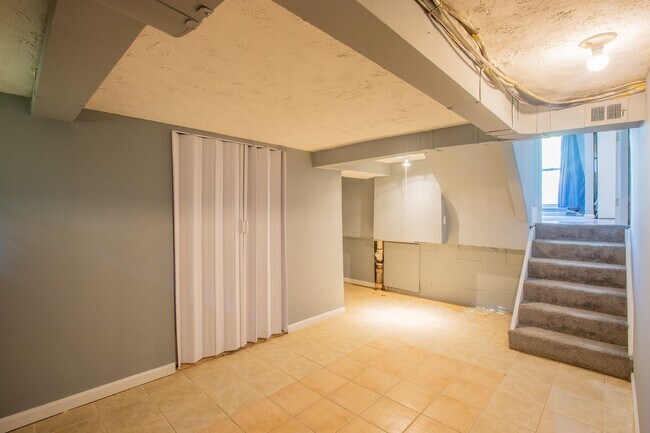 Building Photo - Amazing 4 BR/2 BA Semi-Detached Home in Ca...