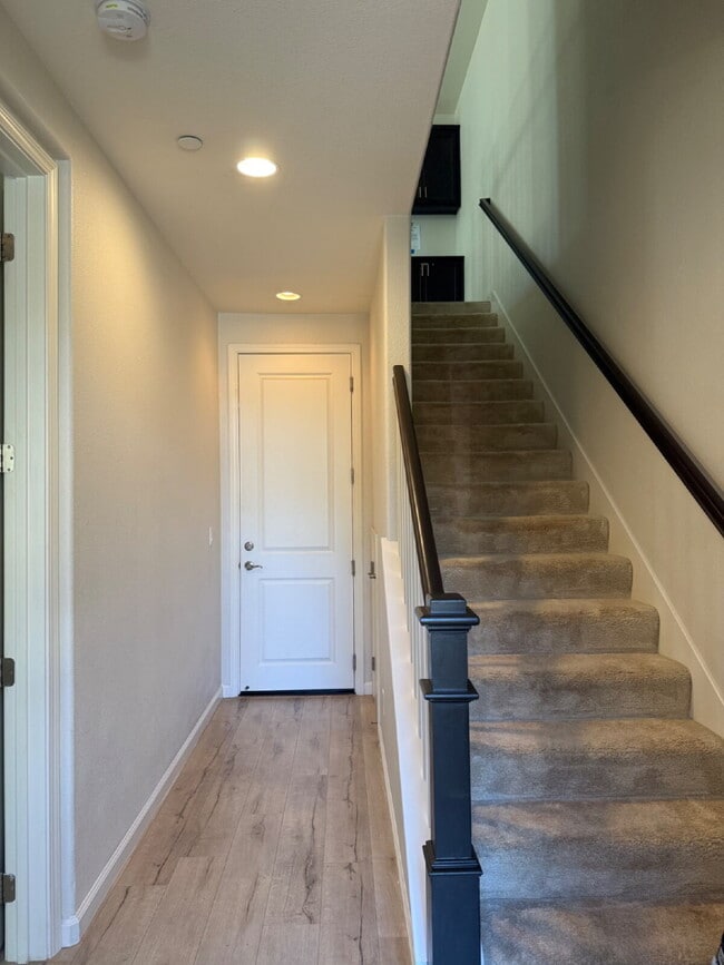 Building Photo - Gorgeous 4 Bed/4 Bath End Unit Condo with ...
