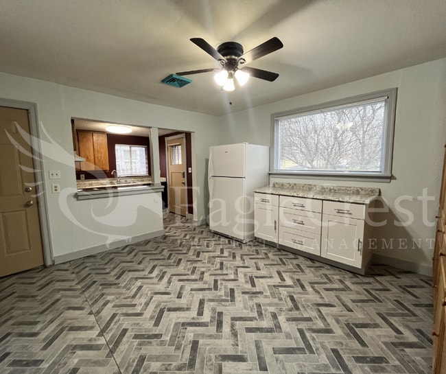 Building Photo - Comfortable 5 Bedroom Home with Modern Touches, Large Bedrooms & Front Porch