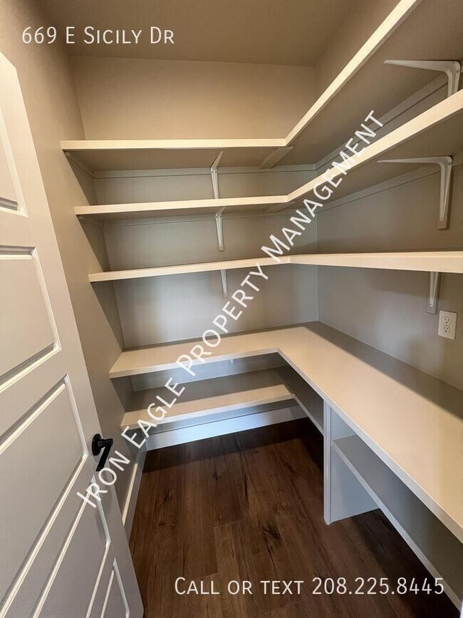 Building Photo - 669 E Sicily Dr