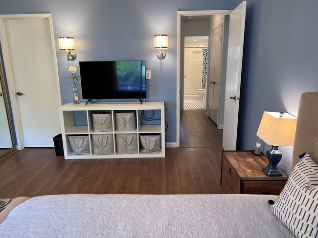 Building Photo - Fully-furnished Sleek 2-bedroom, 2-bathroo...