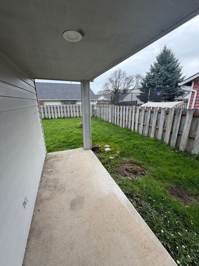 Building Photo - Large 2 Bedroom with Fenced Yard!