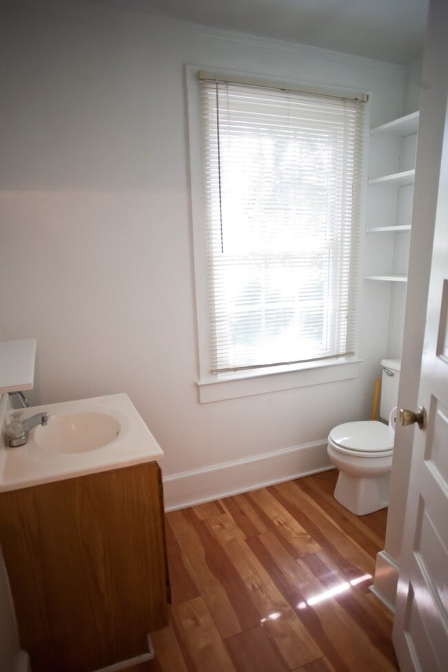 Building Photo - Adorable studio apartment, walk to UNC and downtown! Utilities included!
