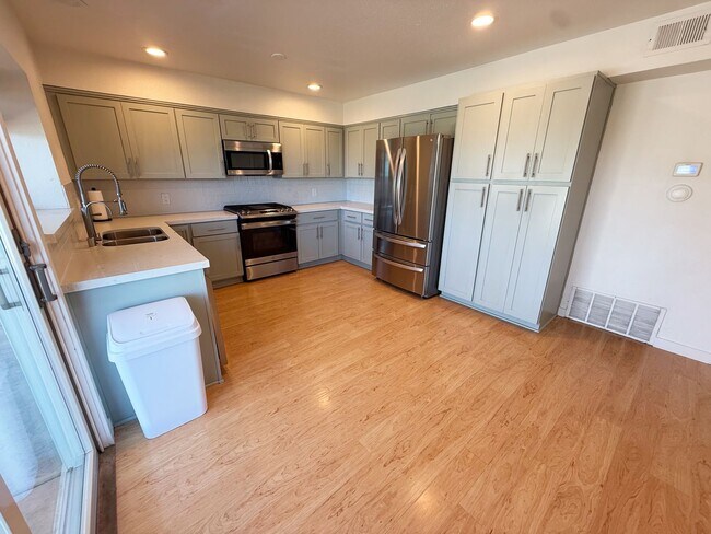 Building Photo - Stunningly Upgraded 3 Bed/2.5 Bath Home