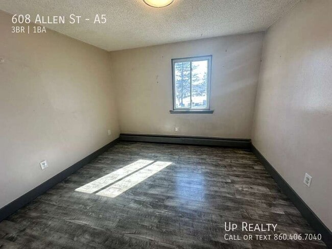 Building Photo - 608 Allen St