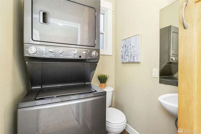 Building Photo - Fantastic Queen Anne Townhome