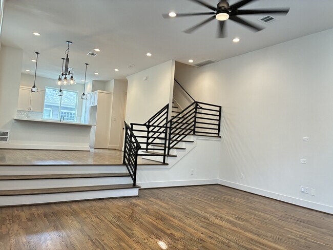 Building Photo - 1535 W 24th St