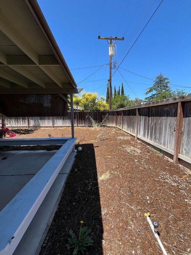 Building Photo - Available Now! Move-In Ready