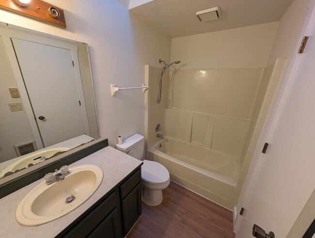 Building Photo - Manchester 3 Bedroom. Available NOW!!