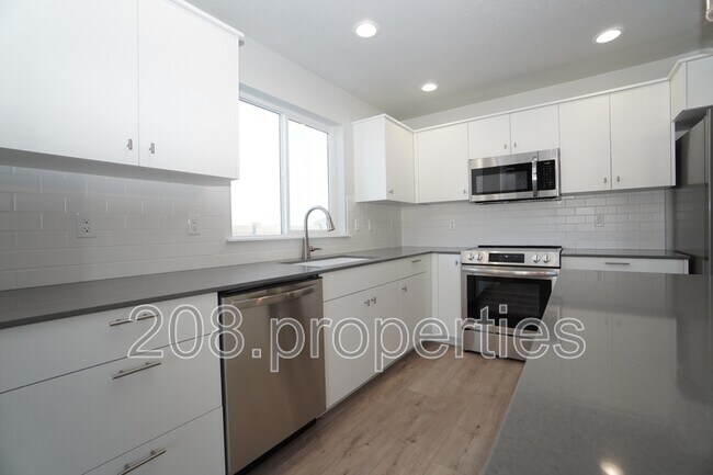 Building Photo - 1218 W Bass River Dr