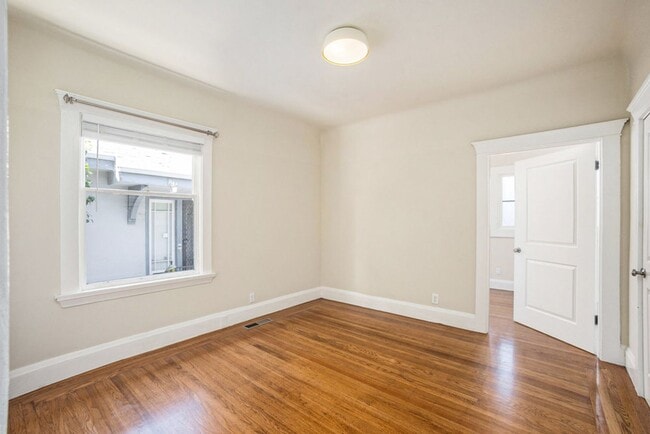 Building Photo - 731 Taylor Ave