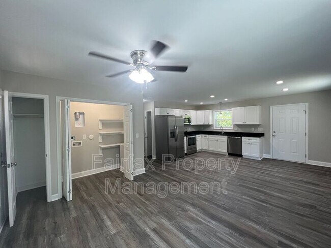 Building Photo - 2109 Hart St