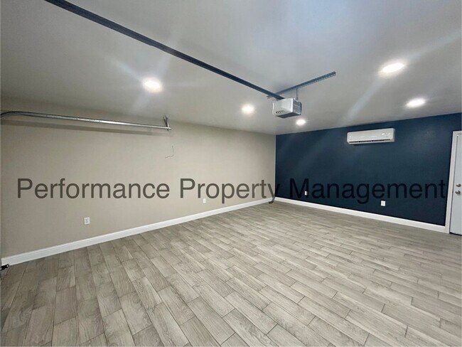 Building Photo - Charming 4 Bed/1 Bath E Bakersfield Home w...