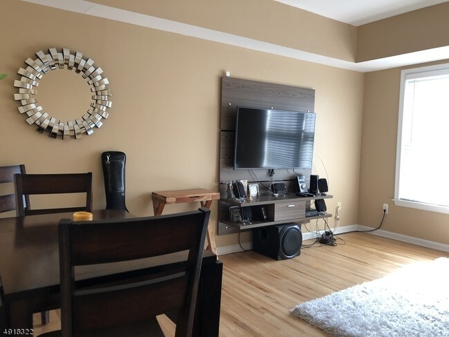 Building Photo - 400 North Ave