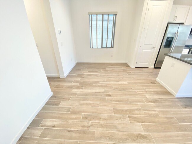 Building Photo - STUNNING LIKE NEW SINGLE-FAMILY HOME 3 BEDROOM / 2.5 BATHROOMS, WITH 2 CAR GARAGE!!