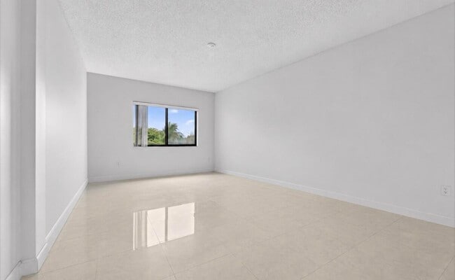 Building Photo - 2105 Lavers Cir
