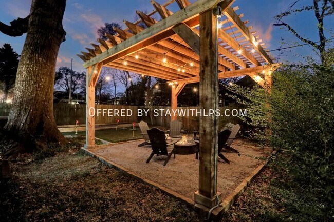 Building Photo - 397 Angelus St