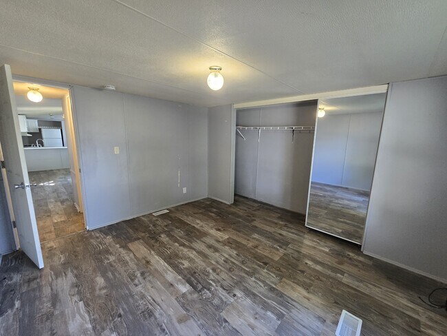 Building Photo - 700 W Ridgeway Ave