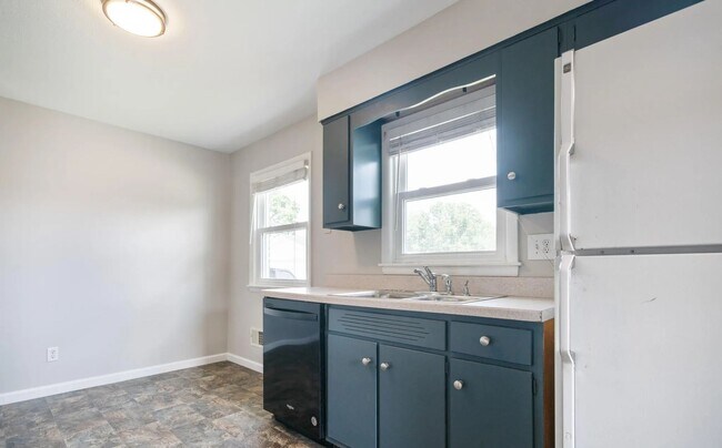 Building Photo - Welcome home to this updated bright and sp...
