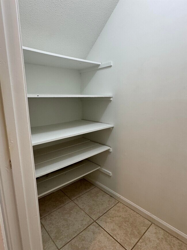 Building Photo - 5659 Hinton Pl